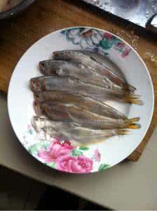 黄鲫子鱼煎鸡蛋的做法 黄鲫子鱼 黄鲫子鱼煎鸡蛋的做法,黄鲫子鱼煎鸡蛋怎么做好吃,黄鲫子鱼煎鸡蛋的家常做法