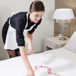 学生退房后吓坏服务员 年輕人酒店退房時,服務員指著那個洞說.... | Love分享