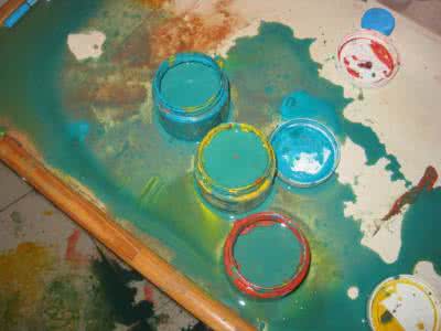 在墙上画画用什么颜料 在地面画画用什么颜料？