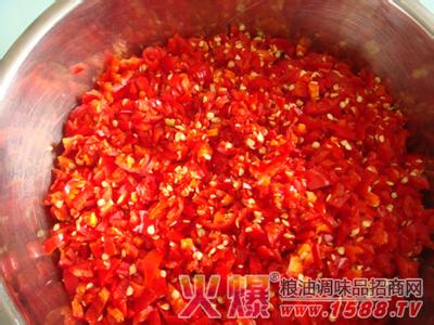 剁辣椒为什么要放白酒 做剁辣椒放多少盐 剁辣椒为什么要放酒？