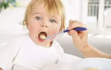 不同时期宝宝穿鞋 不同时期宝宝穿鞋 不同时期宝宝服用鱼肝油是如何不同