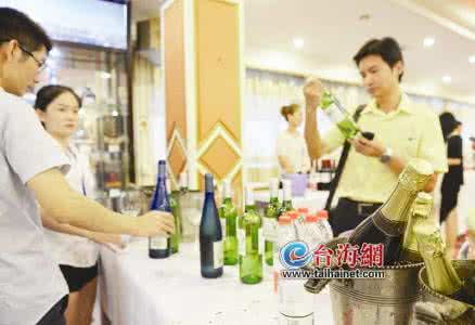 威妮红葡萄酒 假装会喝葡萄酒——草威