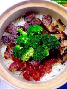 自己做腊肉煲仔饭 腊肉香肠煲仔饭的做法