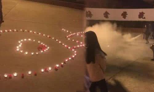 摆蜡烛表白被浇灭 男生摆蜡烛表白被大妈浇灭 消防手把手传授绝招 摆蜡烛表白被浇灭