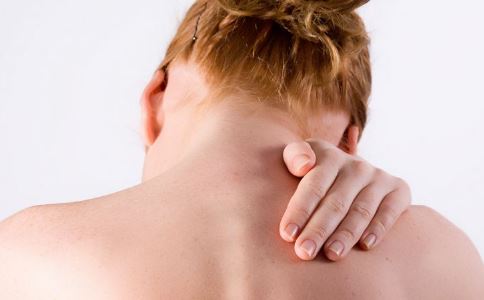 颈椎病引起手臂发麻 年轻人：手臂发麻、颈椎吱吱作响当注意——小心患上颈椎病！