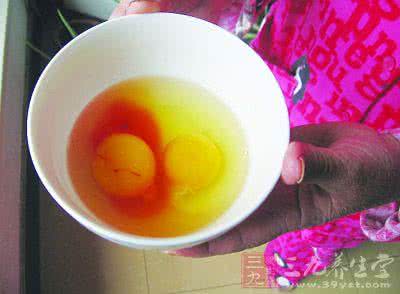 煮鸡蛋蛋清发黄 鸡蛋煮出来蛋清是红的 专家说最好不要吃