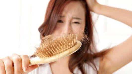 女人掉头发是什么原因 女人掉头发是什么原因 90%的女人掉头发,只因犯了这8个错误!