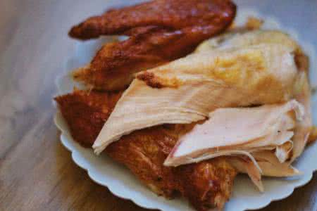 朝鲜舞的手指动作 市集鲜货|舔舔手指再撕一块，这烧鸡真够味！