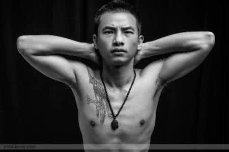 男性乳腺发育症练胸肌 “封胸”反映男性嫉妒心理？