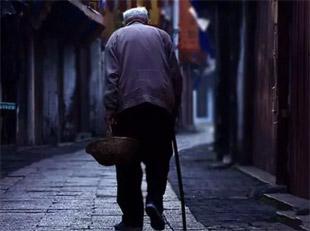 墙角的父亲 一篇令我潸然泪下的美文:墙角的父亲