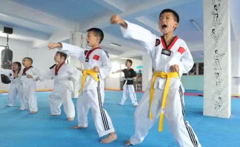 男孩子学跆拳道好吗 男孩子学跆拳道到底好吗
