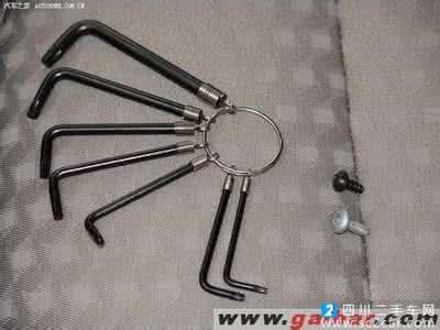 方向盘下面的扳手 一根线两个扳手一个人完成方向盘不正的问题