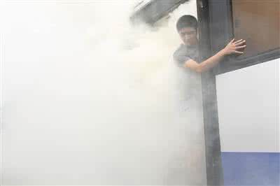 大巴起火逃生指南 大巴车起火逃生实验:逃生锤破窗最管用