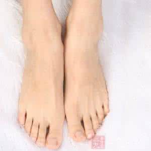 大脚趾骨头突出怎么办 脚部骨头 大脚趾骨头痛 如何对脚部进行保养