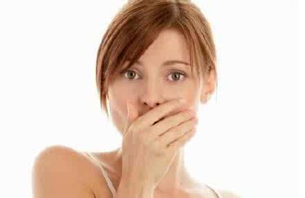 嚼茶叶可以去口臭吗 老用一边嚼易口臭