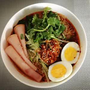 烤冷面 炎炎夏日最爱冰爽弹牙冷面