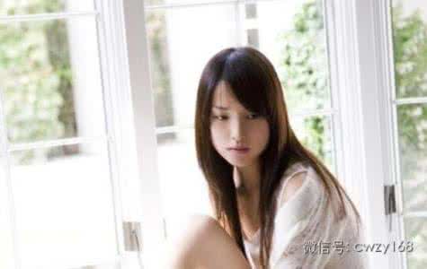一个女人 被四个男人 三个男人在屋外,一个女人在屋内...