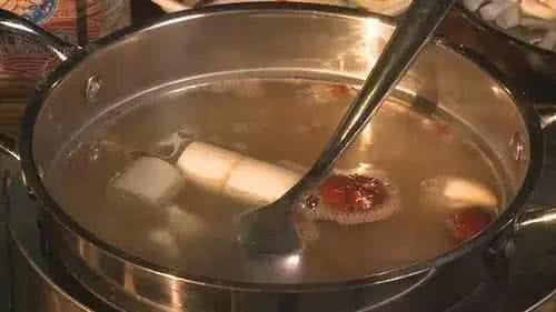 杭州酒店厨房设备 杭州某酒店总厨揭秘 1分钟就能冲调出火锅汤底