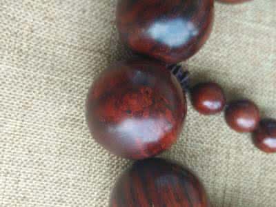 小叶紫檀瘤疤 小叶紫檀如何盘玩 小叶紫檀为什么更加容易裂的瘤疤还这么多人喜欢