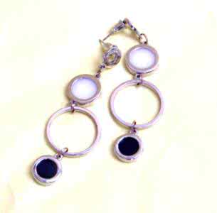 不对称耳环配什么衣服 什么是称耳环？