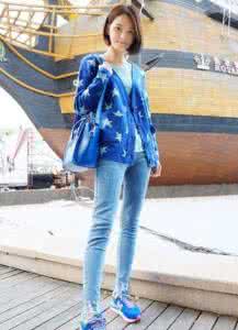 蓝色鞋子怎么搭配衣服 蓝色鞋子怎么搭配衣服 这双鞋子，竟然可以搭配我所有的衣服！