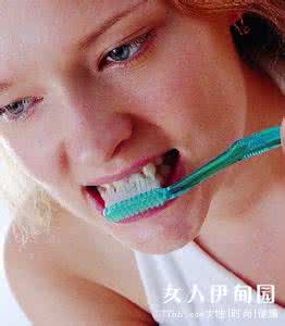 早上刷牙恶心干呕出血 早上刷牙恶心干呕出血 牙龈出血是怎么回事？刷牙恶心干呕是怎么回事