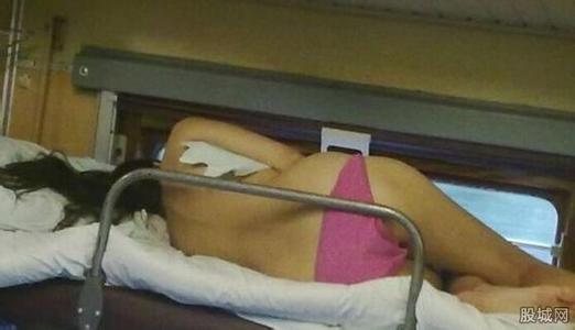 男子与前女友亲热 男子开车时与女子亲热 开车时做了件极小的事，男子连撞4车损失数万元