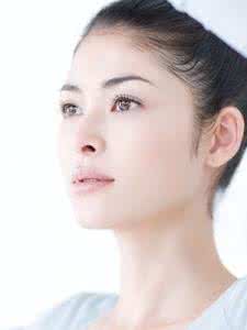 眼霜使用的误区 小心擦眼霜的8大误区