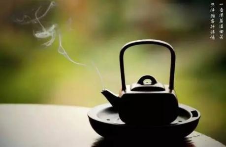 一杯茶一本书诗意句子 放下纷纷扰扰，静静地品一杯茶，赏一首诗