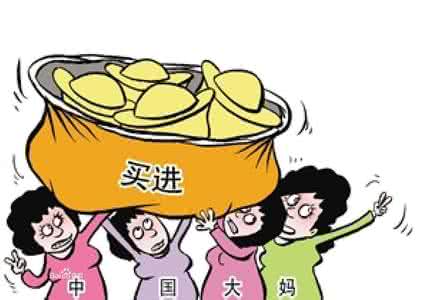小伙大妈抢场地 隔壁大妈都在抢！赶紧来！米面油白拿啦！