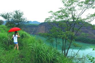 湖南飞天山现千年悬棺 湖南飞天山现千年悬棺 离水面近百米