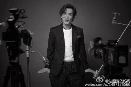 哈文晒李咏肌肉照 哈文晒李咏肌肉照 李咏哈文一家现身机场，哈文领导气息凸显