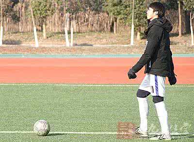 足球过人技巧60招教学 足球过人技巧 5招教你学会足球过人