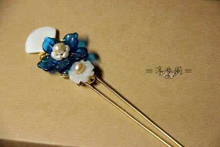 盘丝系腕 巧篆垂簪 发簪玲珑，盘丝系腕，巧篆垂簪