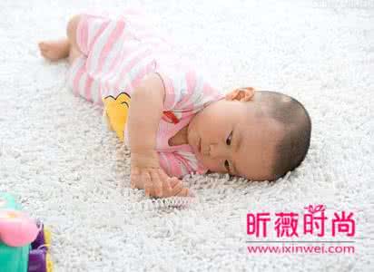 教宝宝翻身的视频教程 教宝宝翻身的方法