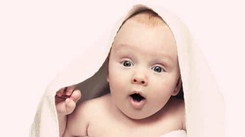 婴儿握拳和智力发育 注意婴儿智力的8次“飞跃”