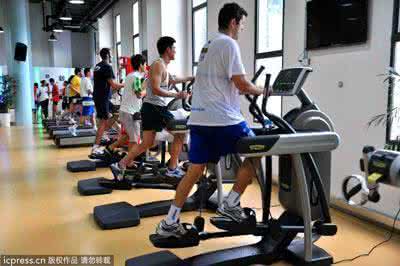 健身房跑步机使用教程 健身房跑步机使用教程 健身房跑步机如何使用呢