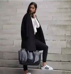 黑色大衣怎样搭配 冬天大衣怎么搭配 冬天不只有黑色大衣，这样搭瞬间提升你的衣品！