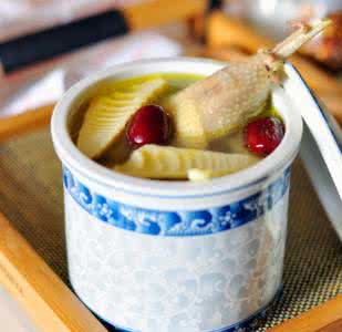 煲王粤菜餐厅 用春天的“菜王”煲制“春日第一”健脾养肝汤——春笋红枣煲鸡汤