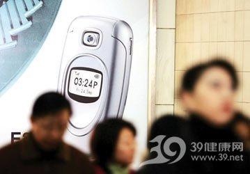 事故死亡人数超过35 手机的危害 因手机死亡人数超香烟