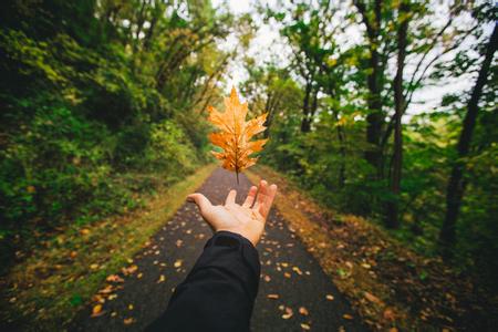 自挖山洞做住房 买不起房，只好去山上挖个洞住算了好棒的山洞……我一定要赤脚满地跑