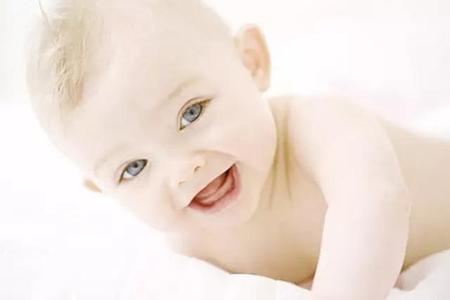 美籍宝宝在中国的困扰 美籍宝宝在中国的困扰 解答宝宝喝奶姿势困扰