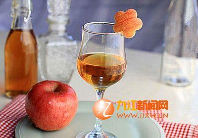 空腹喝苹果醋 苹果醋可以空腹喝吗 苹果醋是指以苹果汁经发酵而成的苹果原醋、再兑以苹果汁等原料而成的饮品。既有淡淡的醋味，