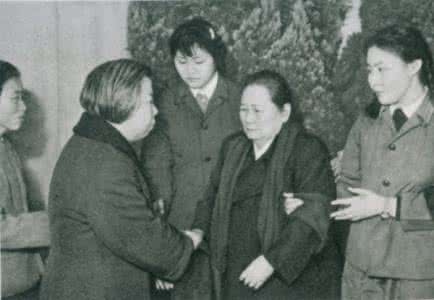 宋庆龄和周恩来 文革中，周恩来为何失信于宋庆龄？