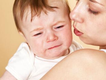 下蹲法让宝宝停止哭闹 下蹲法让宝宝停止哭闹 让宝宝快速停止哭闹的方法