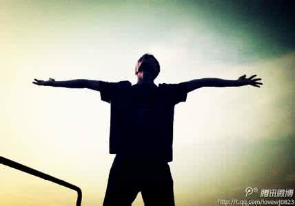 男朋友亲吻时抱太紧 你若将过去抱的太紧,怎么能腾出手来拥抱现在?