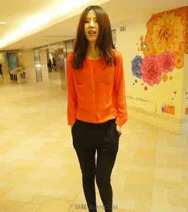 橘色裤子搭配上衣图片 橘色上衣配什么裤子好看