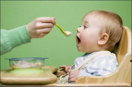 孩子几个月添加辅食 孩子几个月添加辅食 给孩子加辅食应该怎么加?