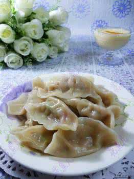 莴笋饺子馅的做法 一个人的晚餐~~~~~莴笋肉馅饺子