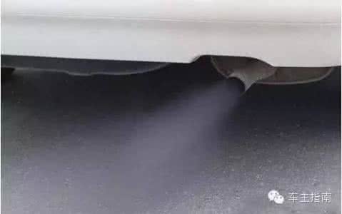 汽车排气管冒烟 排气管冒烟了别慌，看颜色就知道它得了啥毛病